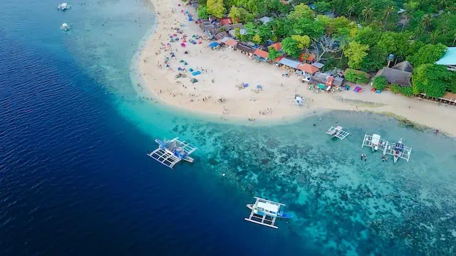 aerial-view-sandy-beach-with-tourists-swimming-beautiful-clear-sea-water-sumilon-island-beach-landing-near-oslob-cebu-philippines-boost-up-color-processing-1